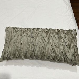 Donna Karan Home Throw pillow satin. Great condition